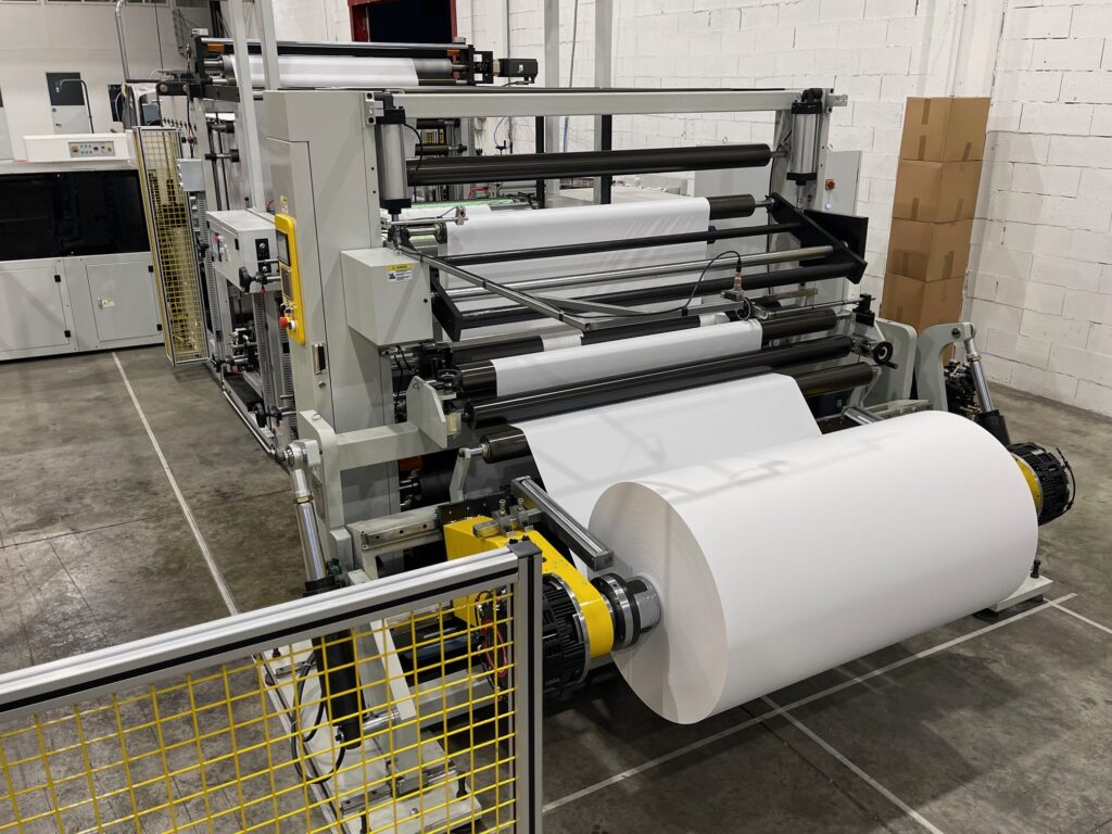 Linea confezionamento completamente automatica con taglierina ribobinatrice