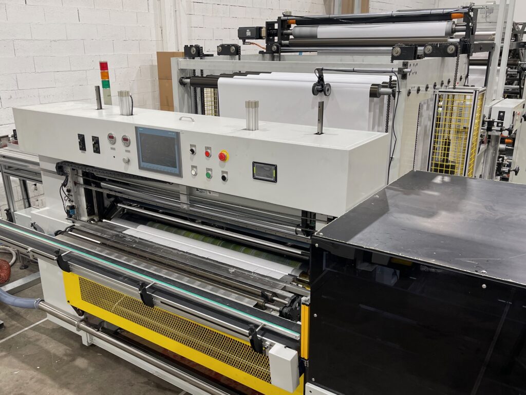 Linea di confezionamento completamente automatica con taglierina ribobinatrice